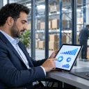 Consultant ALLSAFE présentant un ERP sur tablette à une cliente