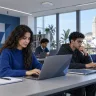 Équipe ALLSAFE SOLUTIONS en réunion autour d’un ordinateur portable
