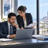 Équipe ALLSAFE SOLUTIONS en réunion autour d’un ordinateur portable