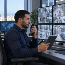 Équipe ALLSAFE SOLUTIONS en réunion autour d’un ordinateur portable