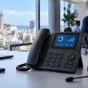 Téléphone IP moderne sur un bureau