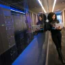 Ingénieure vérifiant les sauvegardes dans une salle de serveurs